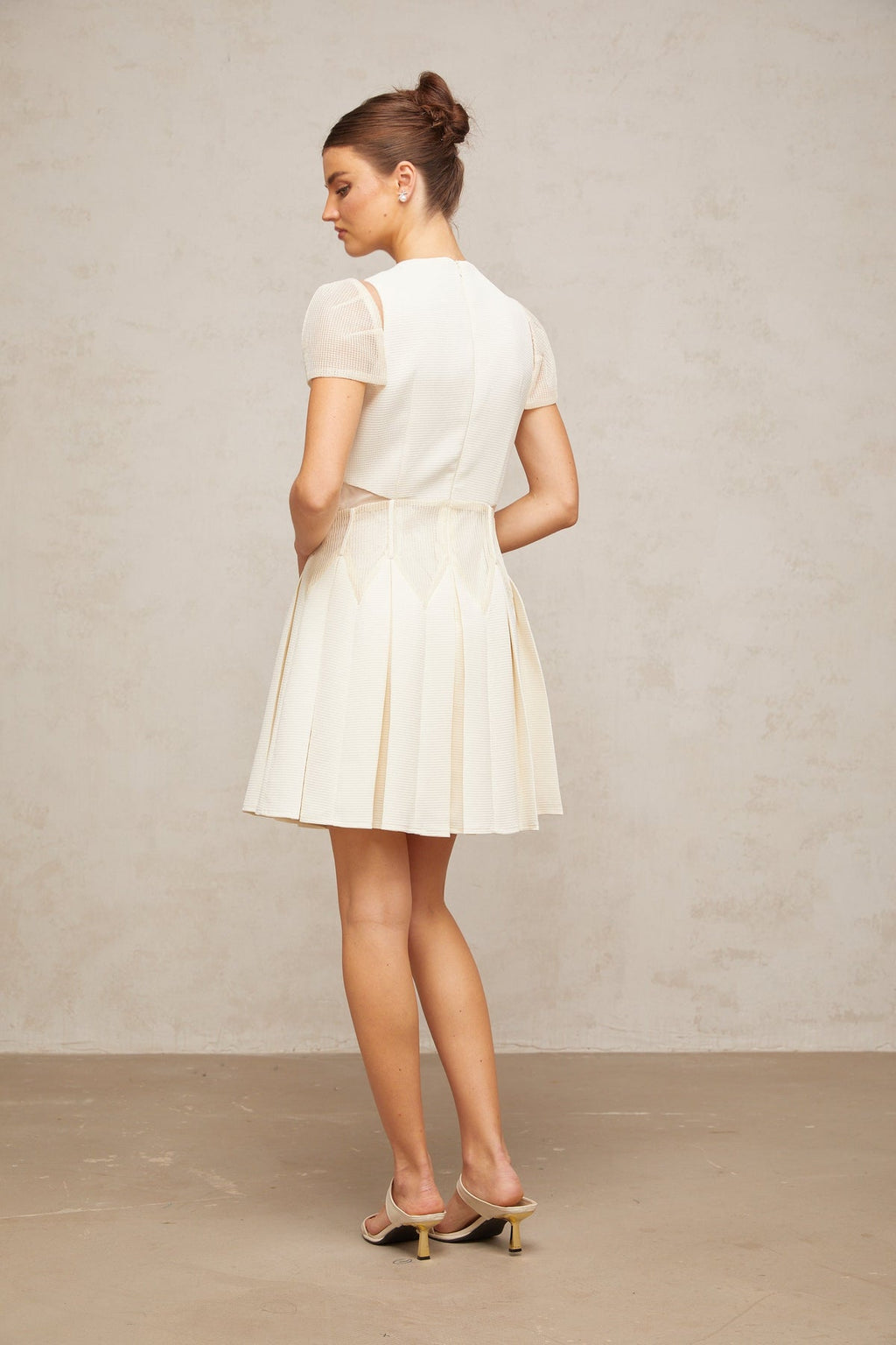Mila white flower